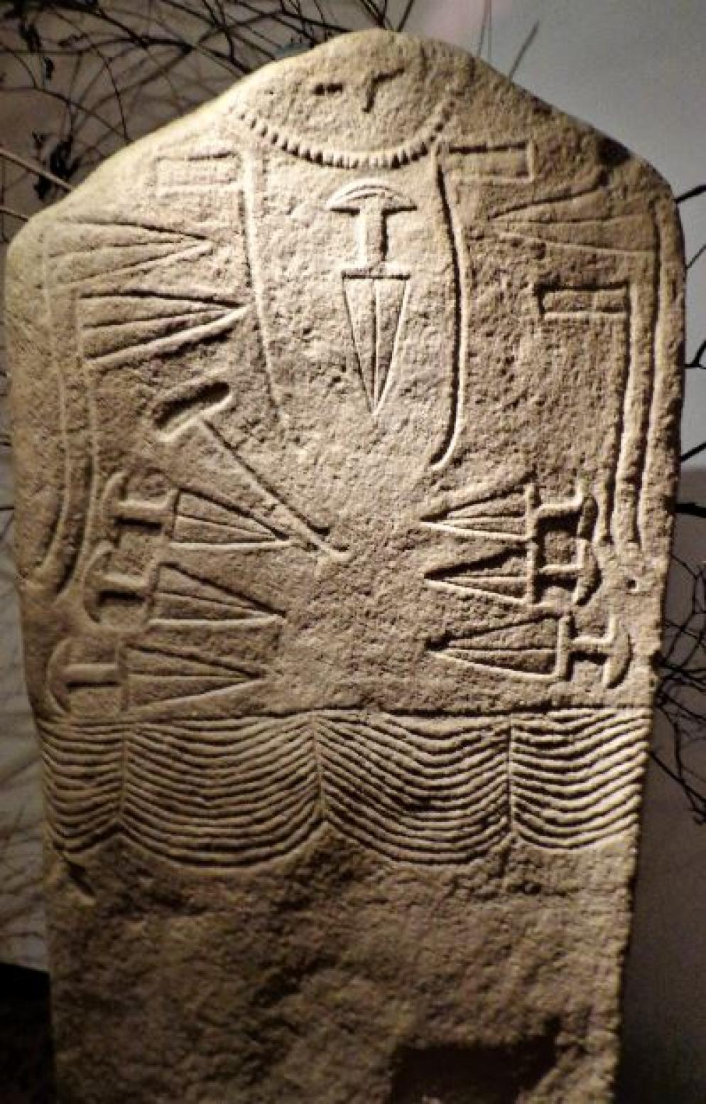 Stele proveniente da Arco, Trento - foto tratta dal volume “Alle radici d’Europa” di Umberto Sansoni, Electa, per gentile concessione dell’autore