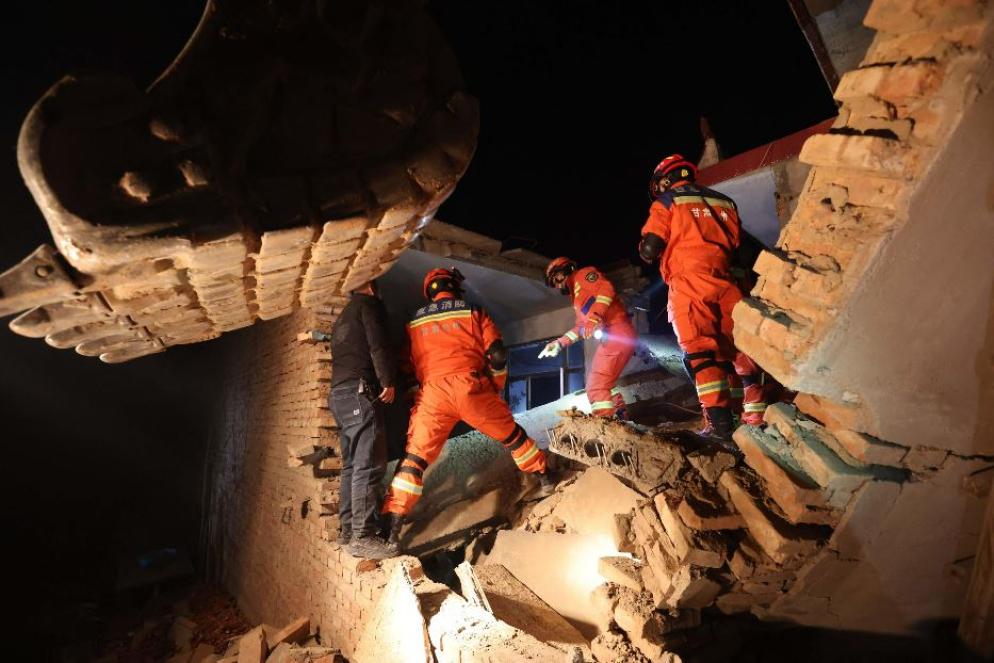 Le squadre di soccorso in azione - ANSA