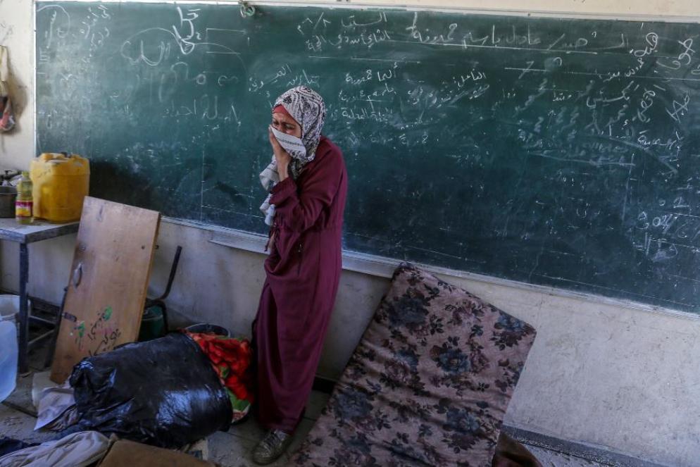 La disperazione di una donna sfollata nella scuola colpita ieri nel campo di Nuseirat - Ansa