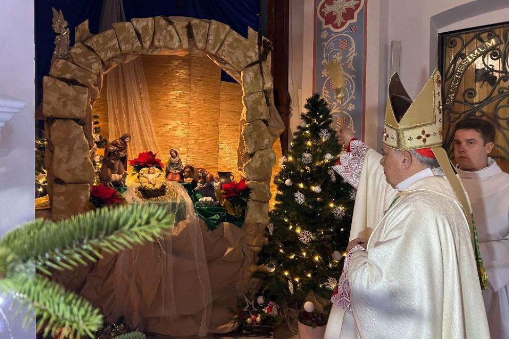 Il cardinale Konrad Krajewski benedice il presepe nella Cattedrale latina di Kharkiv - Avvenire
