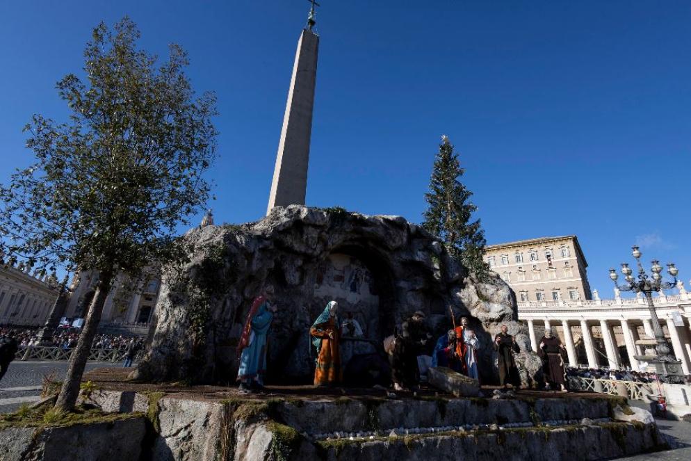 Il presepe allestito in piazza San Pietro - Ansa