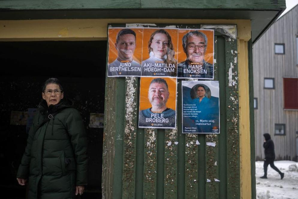 Le persone alla fermata dell'autobus in attesa di recarsi a votare - Reuters