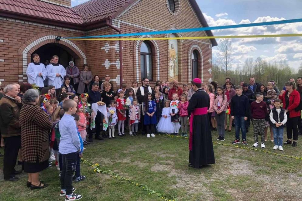 Il vescovo di Kiev davanti a una parrocchia - Dal profilo Facebook