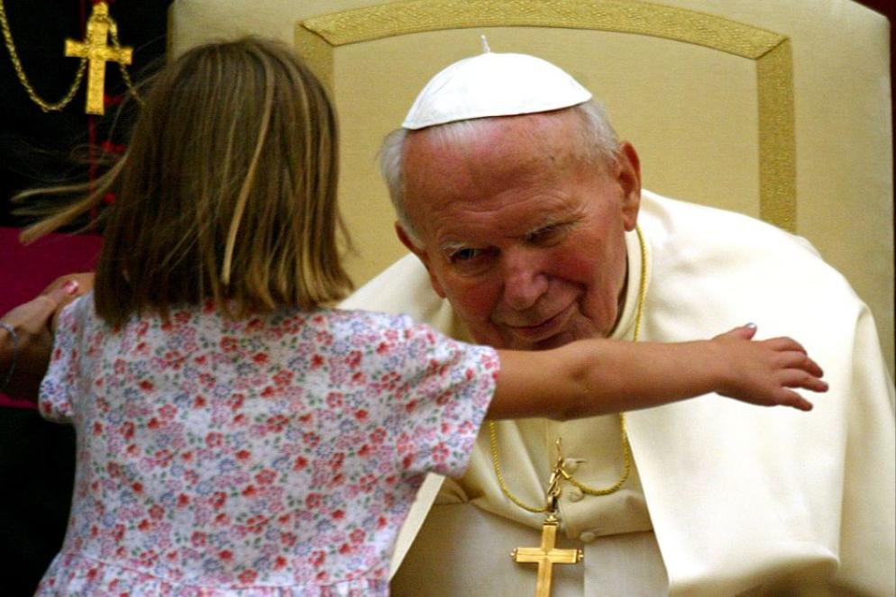 Giovanni Paolo II benedice una bambina - Ansa