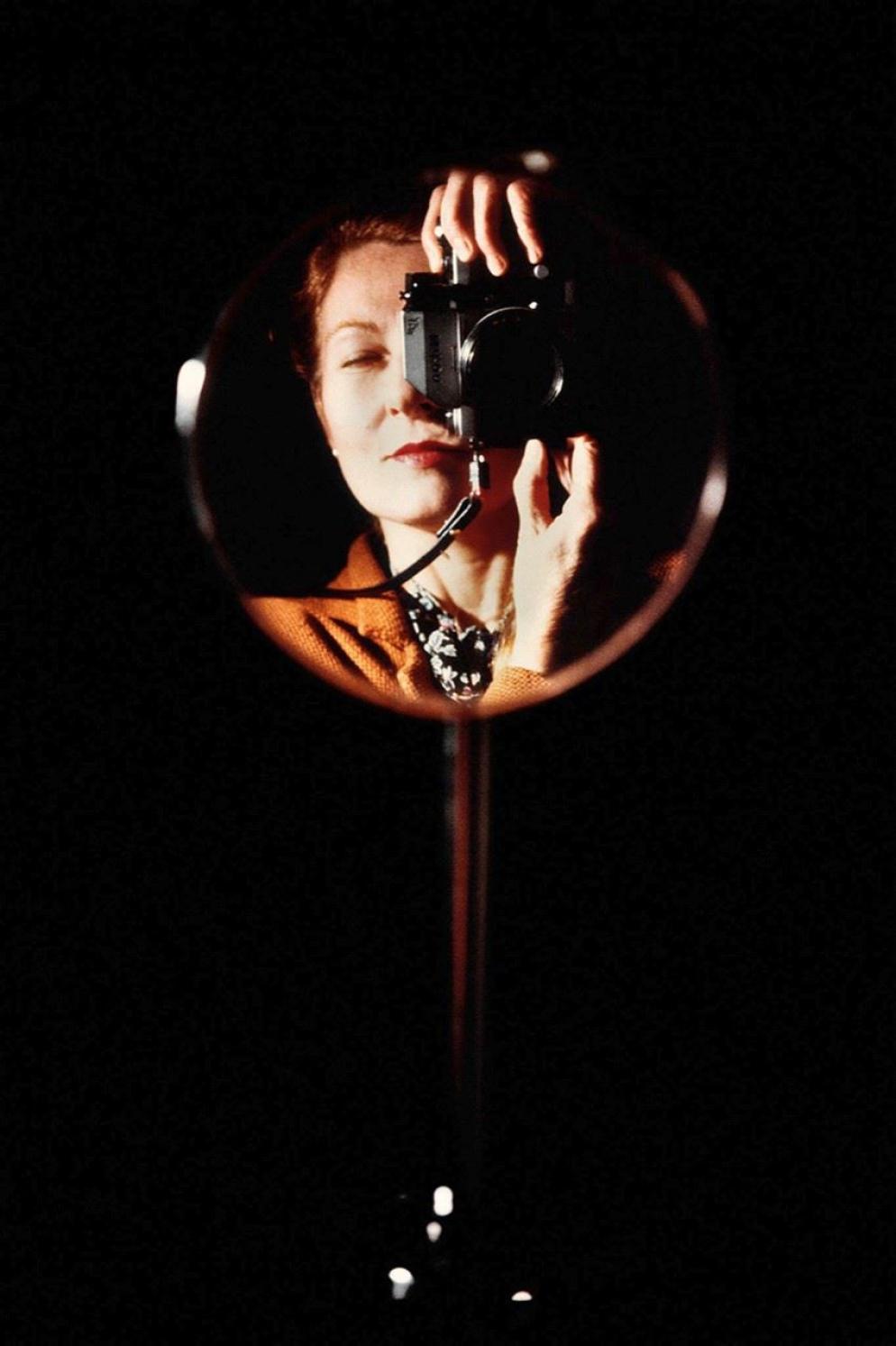 Autoritratto allo specchio, Milano, 1981 - © Maria Mulas