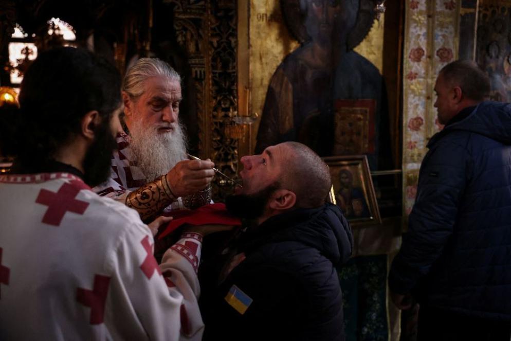 Il funzionario d'intelligence militare Volodymyr Yakhtorovych, 41 anni, riceve l'Eucarestia nel monastero del Pantocratore - Reuters / Alexandros Avramidis