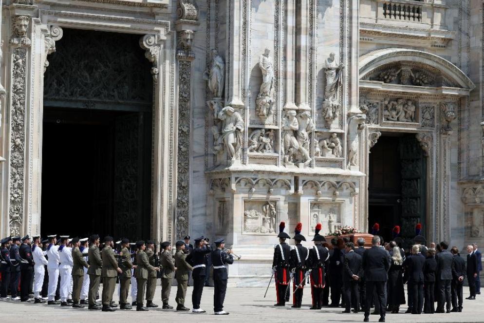 Il feretro di Berlusconi viene portato nel Duomo di Milano - Reuters