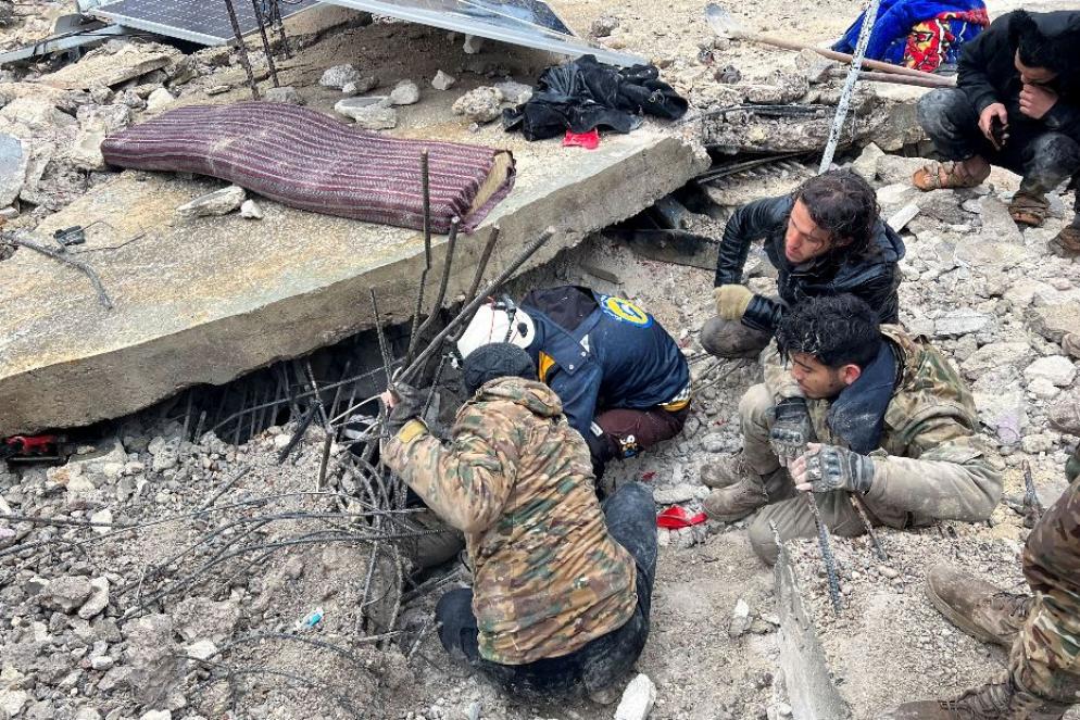 Si scava con le mani tra le macerie alla ricerca di sopravvissuti a Jandaris, città siriana controllata dai ribelli - Reuters