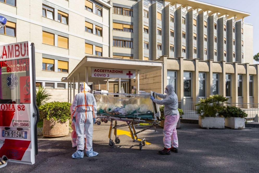 Il trasporto di un paziente nell'edificio Columbus, che ospita il Covid Hospital - Gemelli