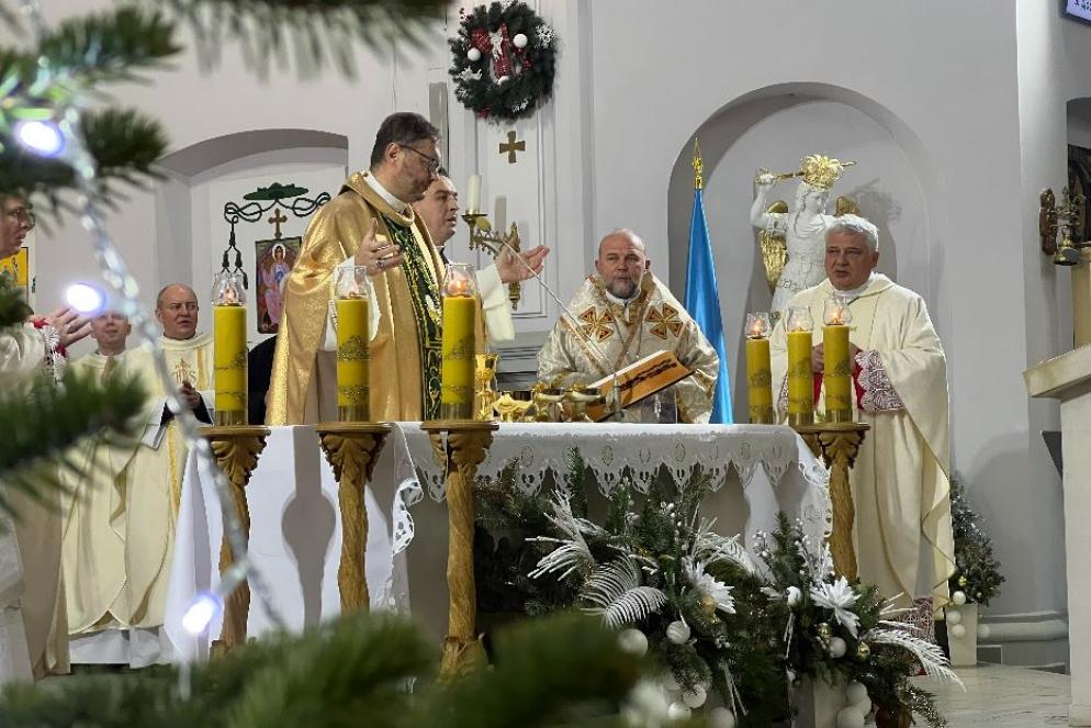 Durante la Messa della notte di Natale il nunzio apostolico Visvaldas Kulbokas, il vescovo greco-cattolico Vasyl Tuchapets e il cardinale Konrad Krajewski - Gambassi