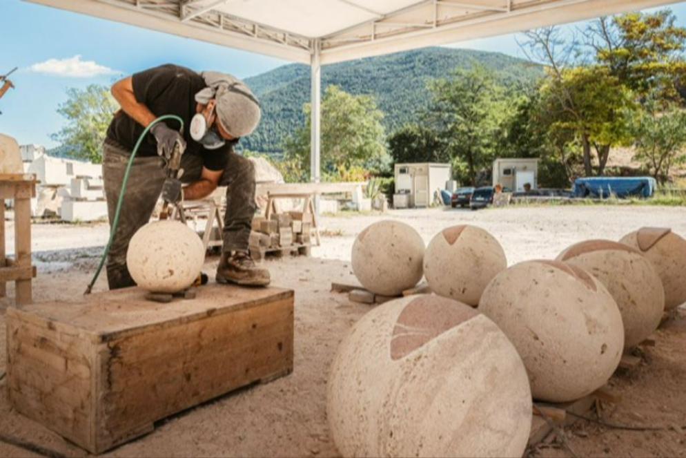Le pietre parlanti di Assisi. Nella scultura viene inserito un beacon digitale che permette di vivere esperienze multiusensoriali - Comune di Assisi
