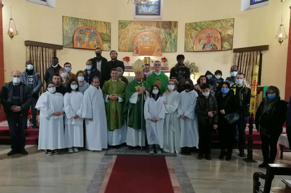 Il vescovo Bizzeti al termine del battesimo degli adulti in Turchia - Avvenire