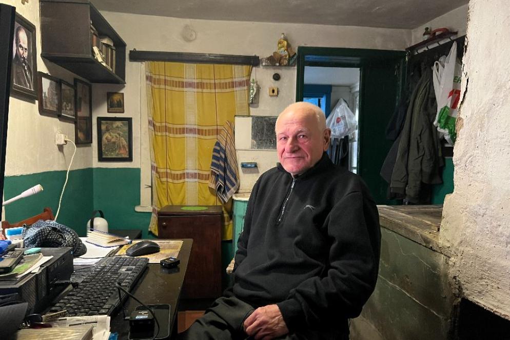 Oleksandr Zubar, il professore in pensione di 76 anni, che ha scelto di restare a Kupiansk e vive da sommerso - Gambassi
