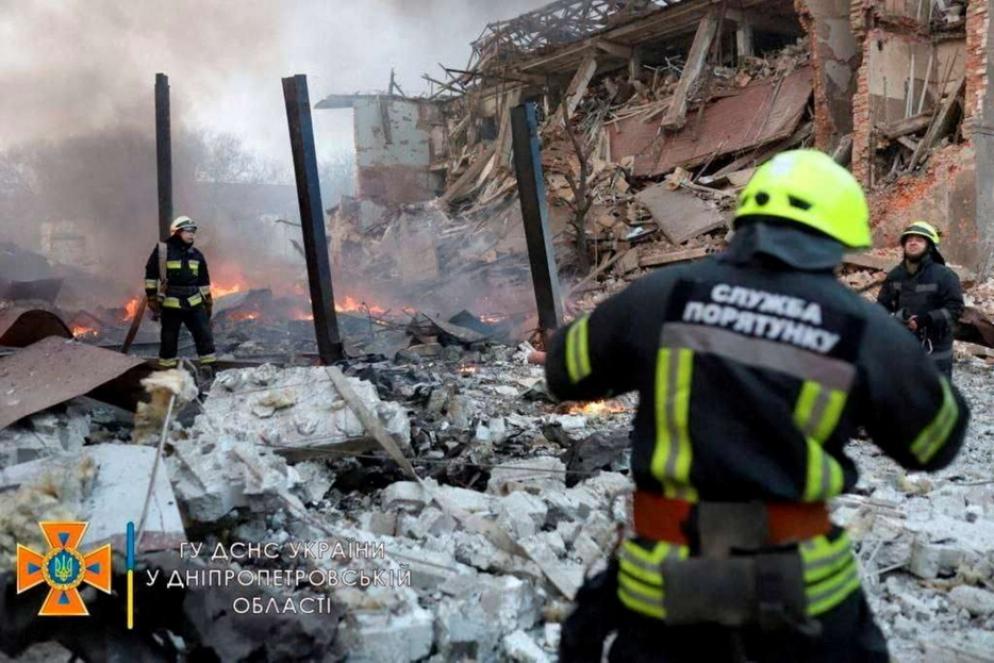Vigili del fuoco in azione dopo un bombardamento a Dnipro, nell'Ucraina centro-orientale - Reuters / Press service of the State Emergency Service of Ukraine