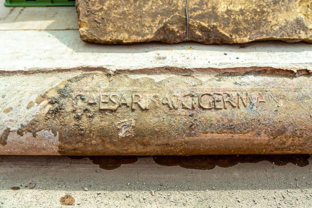 Il tubo in piombo con l'iscrizione "C(ai) Cæsaris Aug (usti) Germanici", cioè Caligola - MiC