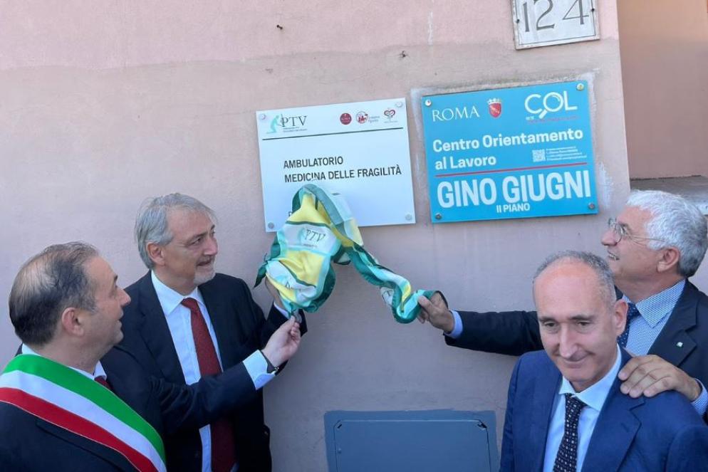 Le istituzioni scoprono la nuova targa dell'ambulatorio - Alessia Guerrieri