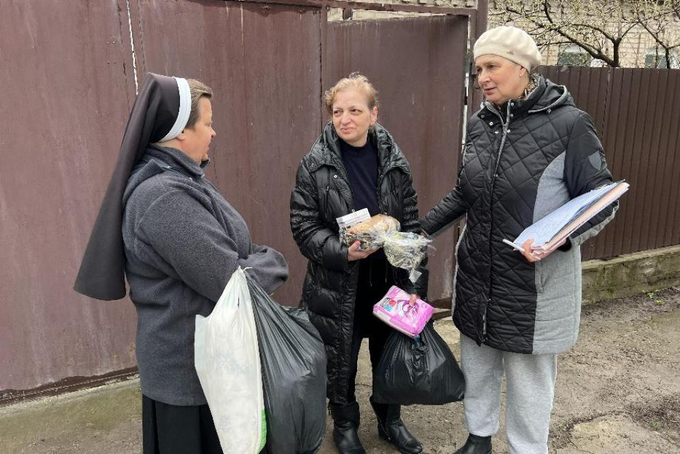 Donara Dallakian, 60 anni, riceve gli aiuti umanitari da suor Lucia, religiosa greco-cattolica di San Basilio e dalla vicina Natalia - Gambassi