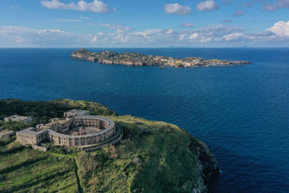 Il penitenziario borbonico a Santo Stefano e sullo sfondo Ventotene - -