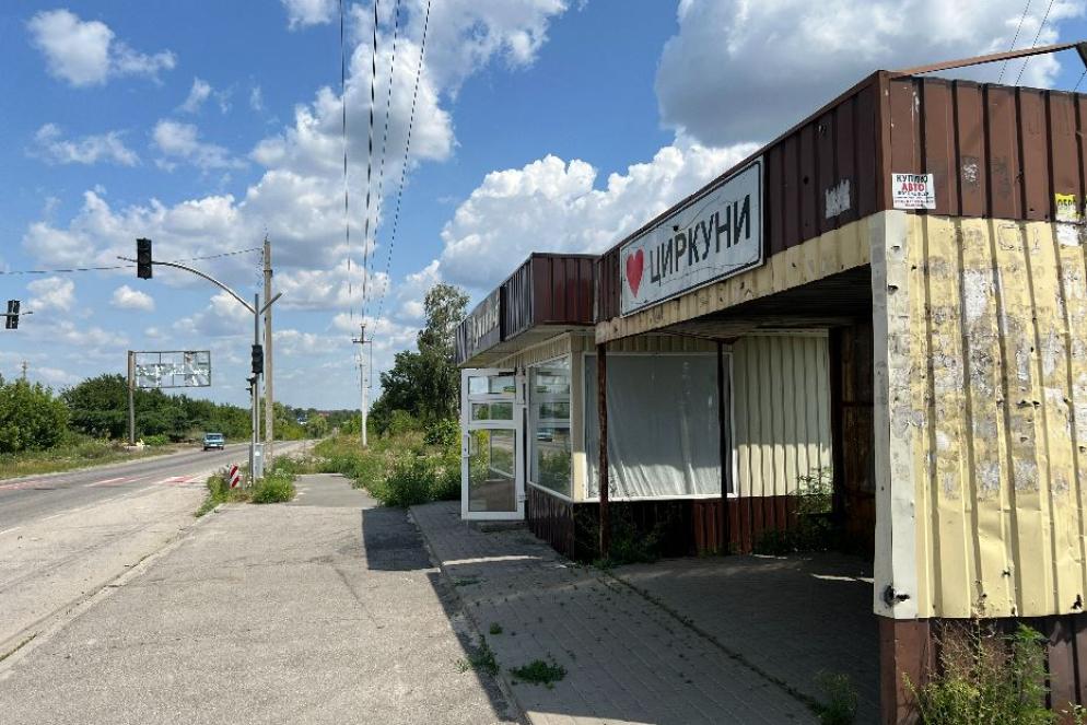 La collina di Lypsi assediata dall'esercito russo vista dall'abitato di Tsyrkuny lungo il fronte intorno alla città di Kharkiv - Gambassi