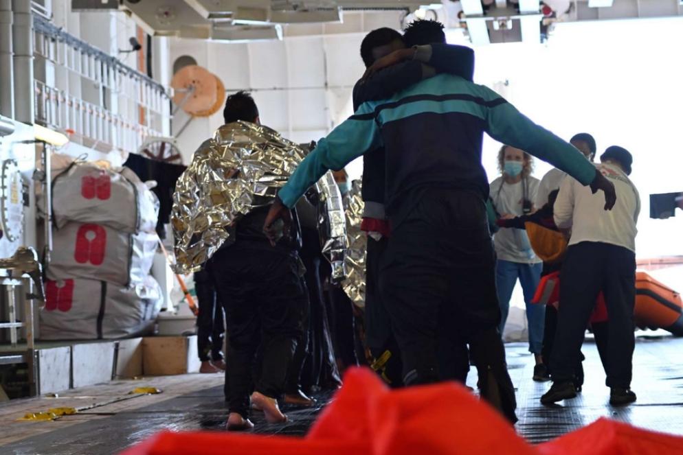 Nonostante il sollievo di essere al sicuro a bordo della Geo Barents, i sopravvissuti mostrano segni di stress acuto e trauma. La maggior parte di loro è terrorizzata dall’esperienza vissuta. Alcuni di loro hanno dovuto riconoscere il cadavere di un fratello minore o di un amico deceduto di fronte ai propri occhi appena poche ore prima - ©Candida Lobes / MSF