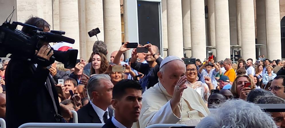 Il Papa saluta i fedeli al termine della Messa di beatificazione di Giovanni Paolo I - Foto Aigav