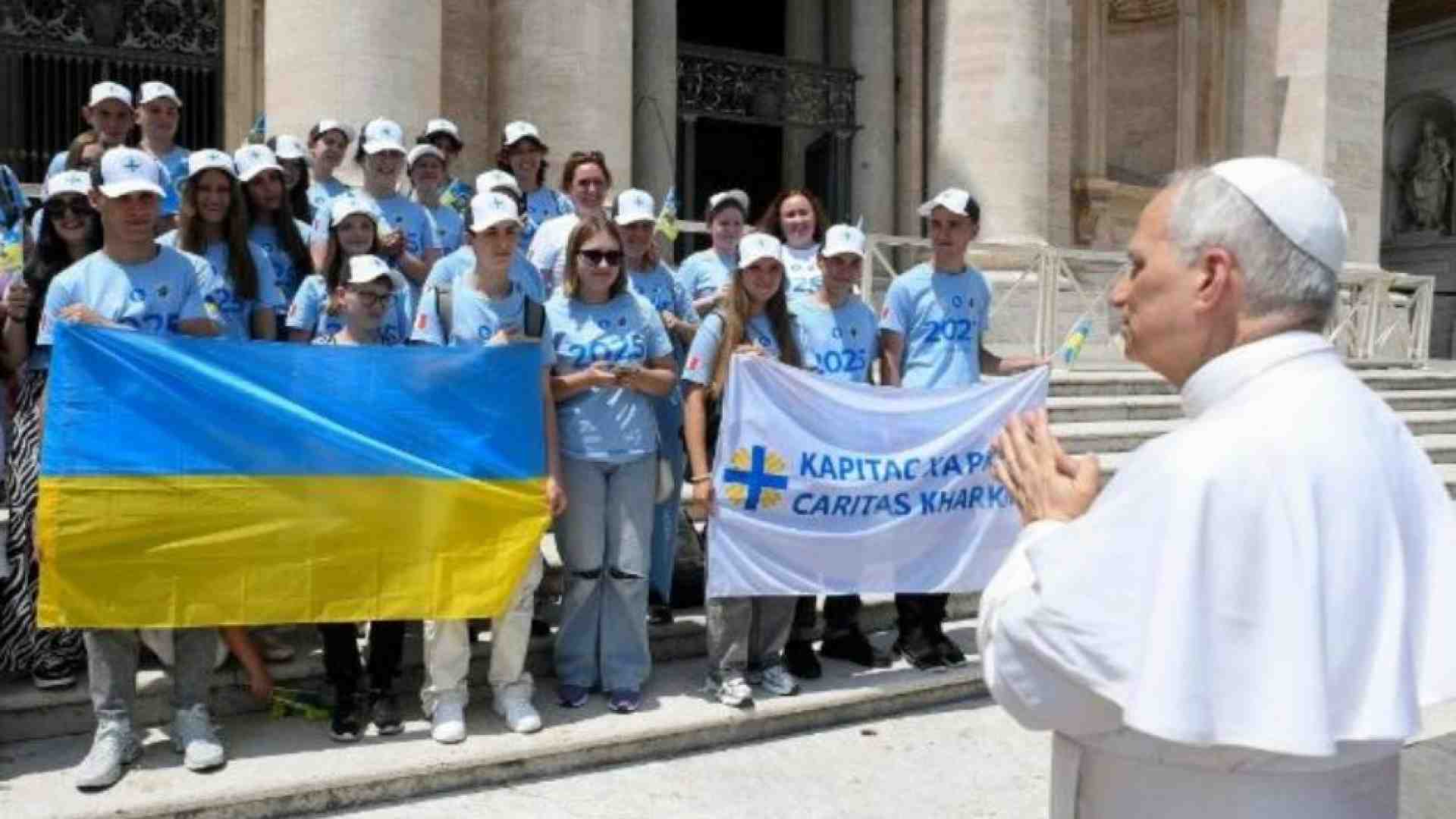 Immagine di Tania e i ragazzi ucraini dal Papa: «Viviamo l'inferno, sogniamo la pace»