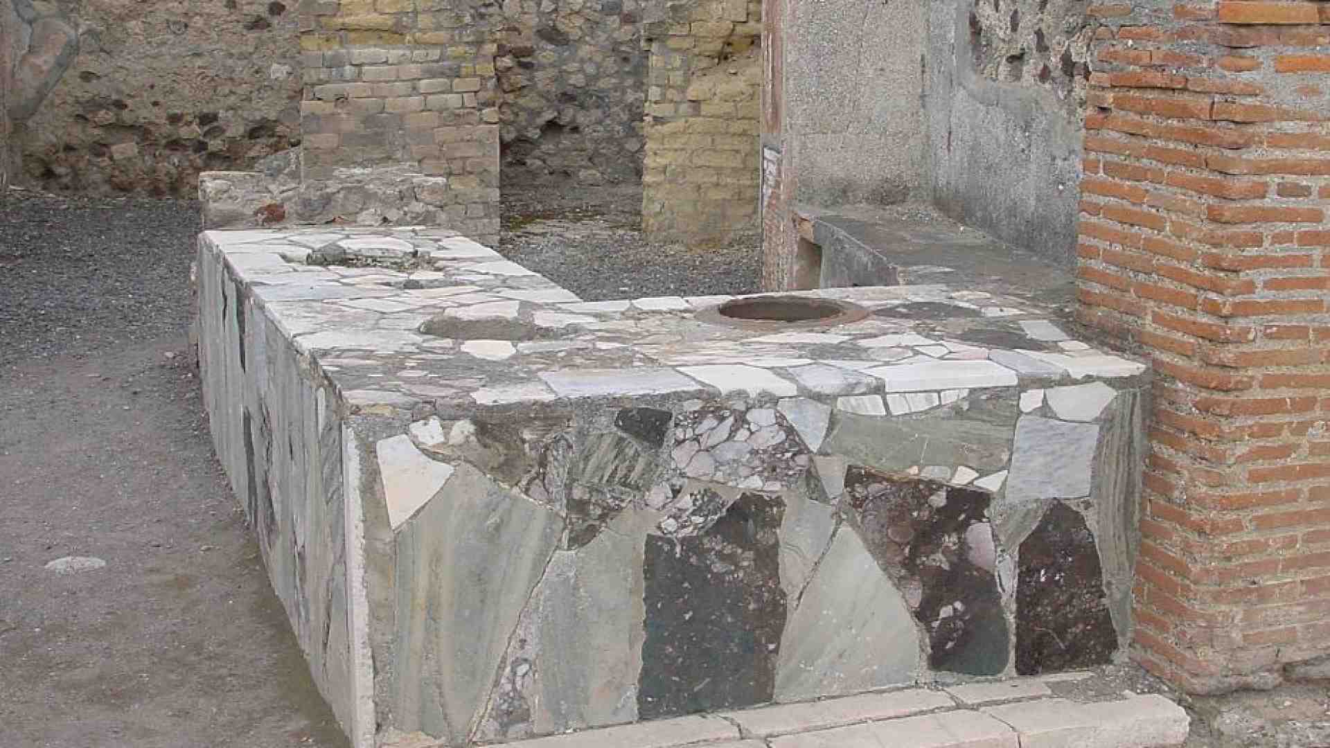 Immagine di Tordi come ali di pollo nei fast food dell'antica Roma