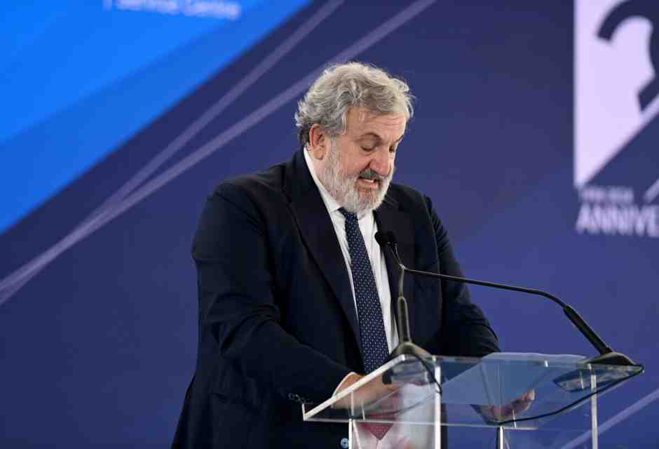 Mezzo Pm e mezzo Pd. Il presidente pugliese si ricorda della toga solo a convenienza