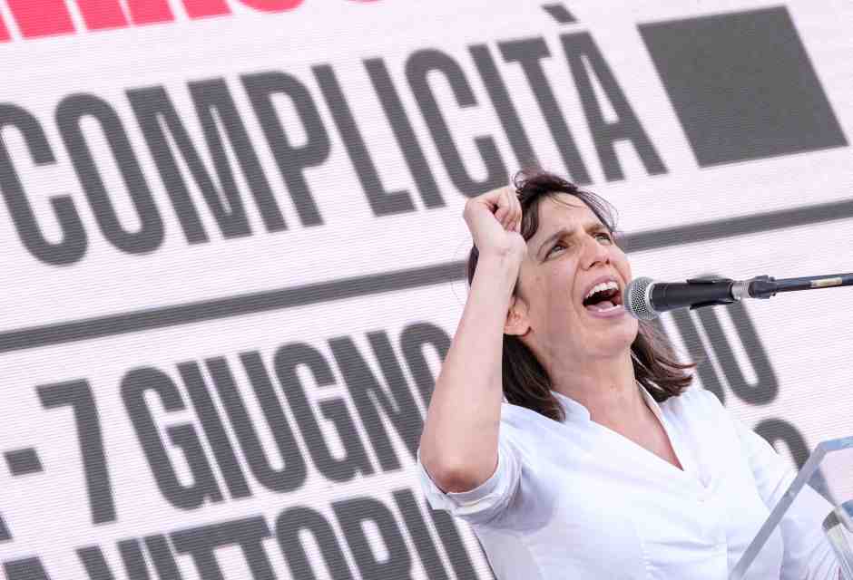 Schlein d'agosto: sfida i riformisti, è pronta all'assemblea, litiga con Meloni e lancia la sua Comintern
