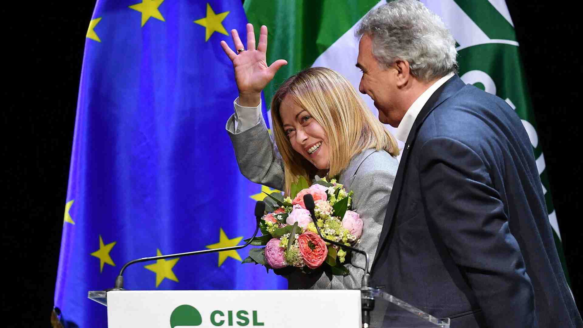 Immagine di Meloni alza la Sbarra: rompe la triplice e lancia l'Opa al centro. Tensioni in Cdm sugli ambasciatori, affondo di Giorgetti