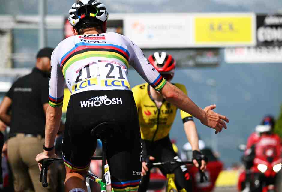 Tadej Pogacar e Jonas Vingegaard dopo l'arrivo della sesta tappa del Giro del Delfinato 2025 (foto Getty Images)