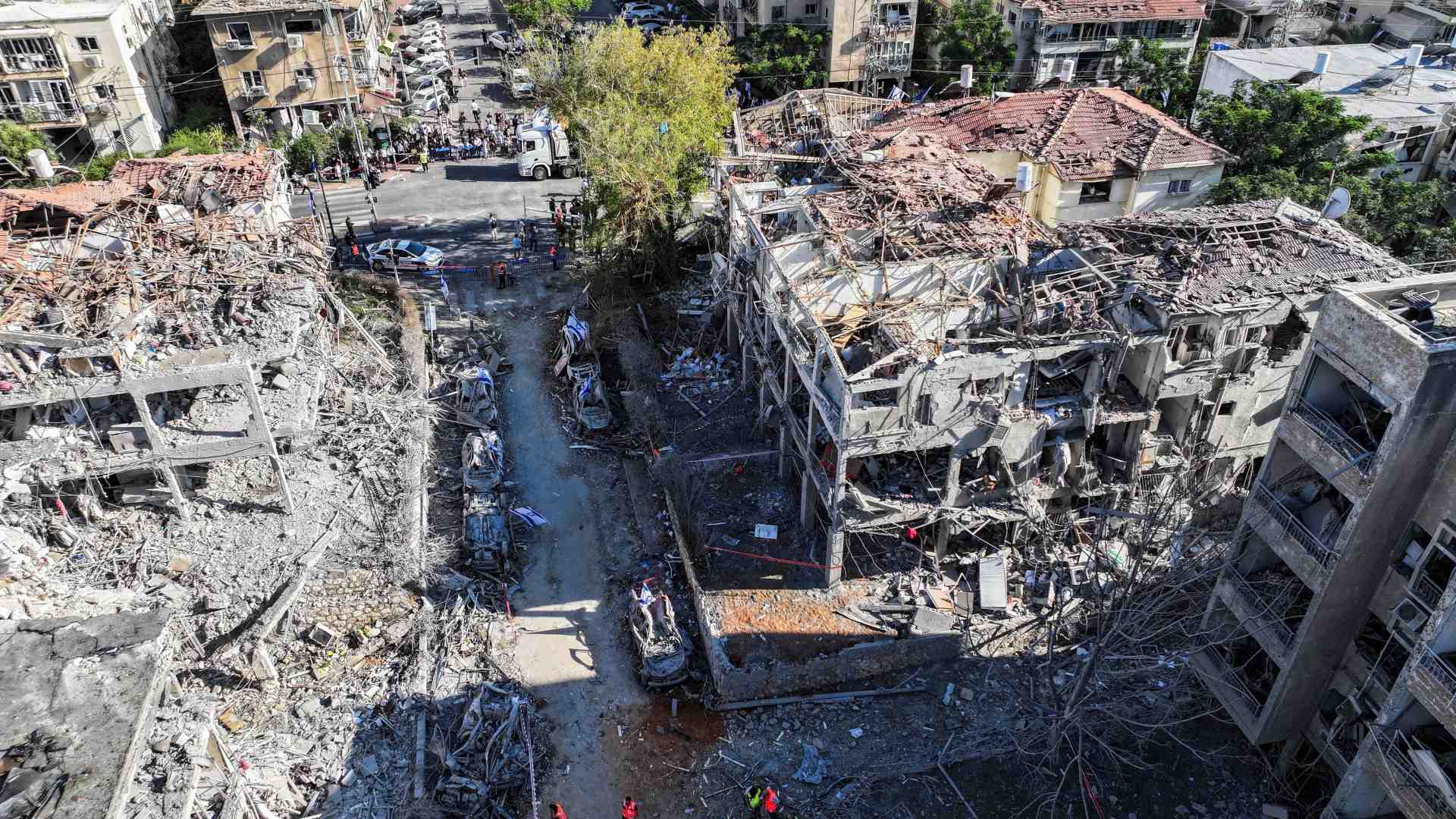 Immagine di Iran, Israele brucia il petrolio. Bombe sui terminal del Golfo