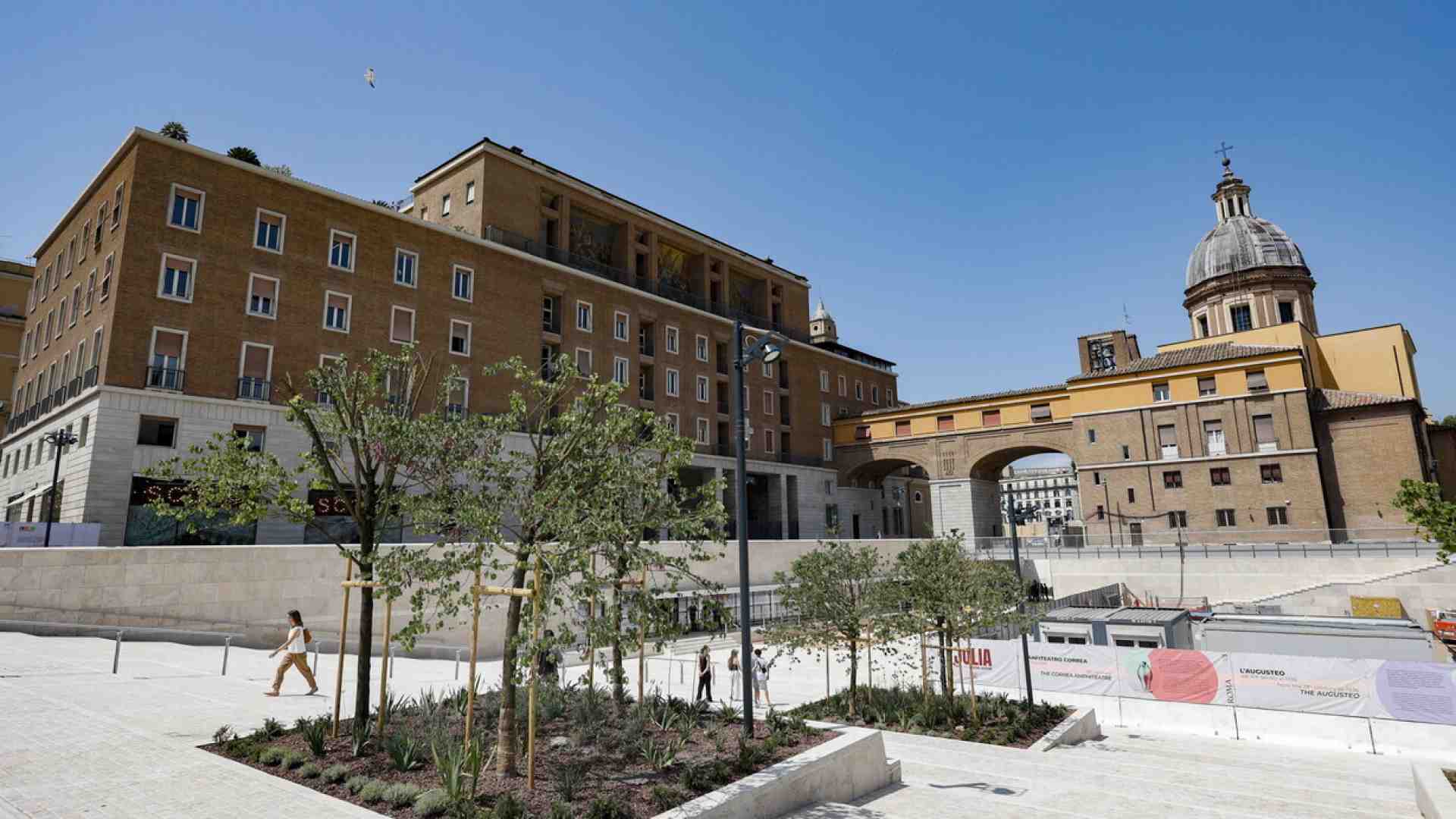 Immagine di Augusto imperatore, recensione della piazza appena rifatta e inaugurata. Manca ancora il Mausoleo
