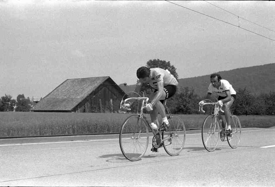 Eddy Merckx con a ruota Louis Pfenninger al Giro di Svizzera 1974 (foto di Sigi Maurer per RDB via Getty Images)<br />