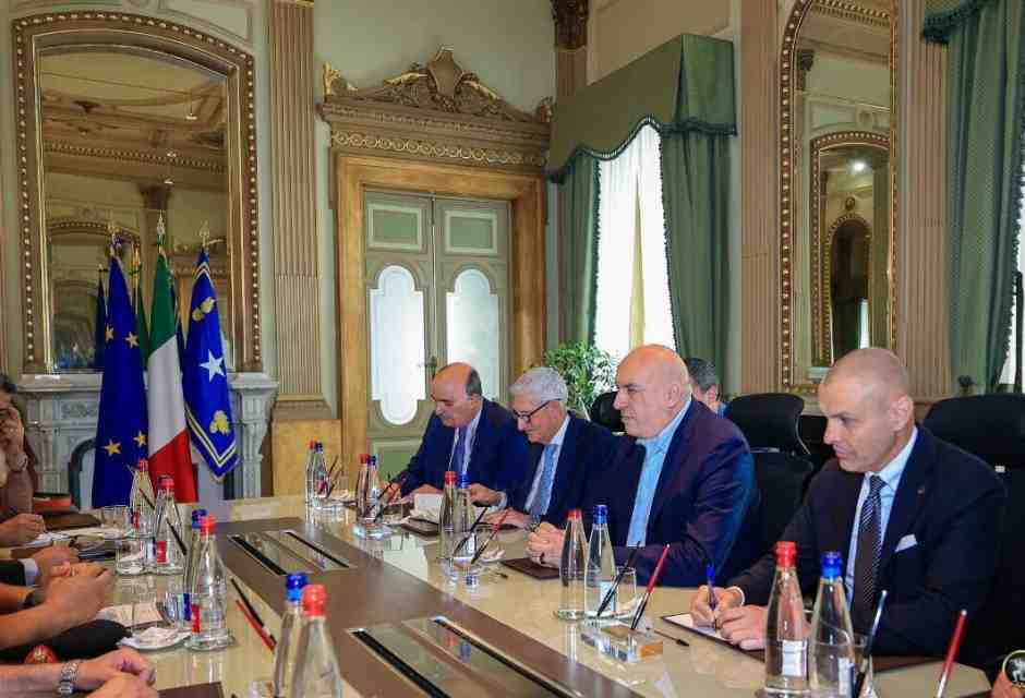Il ministro della Difesa Guido Crosetto e al suo fianco il direttore dell'Aise Giovanni Caravelli 