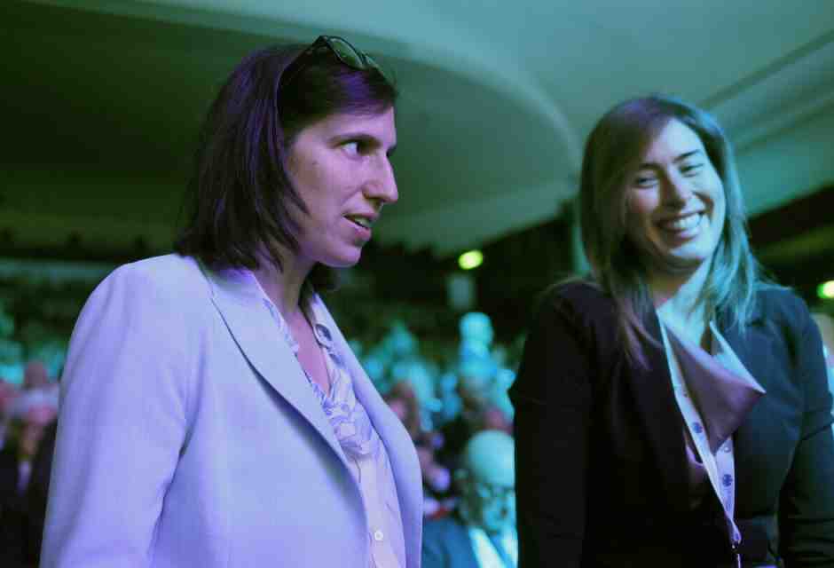 Dopo il flop referendario, Schlein si fa una e trina di fronte ai giovani industriali
