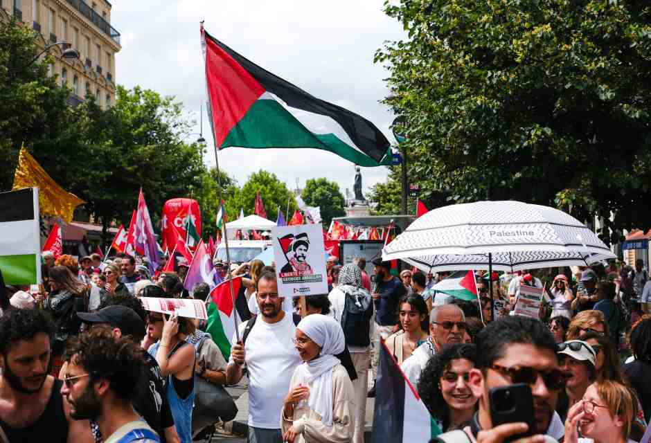 Bandiere palestinesi in una manifestazione per Gaza, a Parigi, Francia, il 14 giugno 2025 (foto Getty)