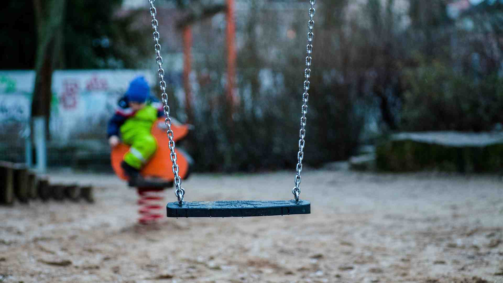 Immagine di Troppo grande per l'altalena: un quattordicenne è stato multato a Rimini