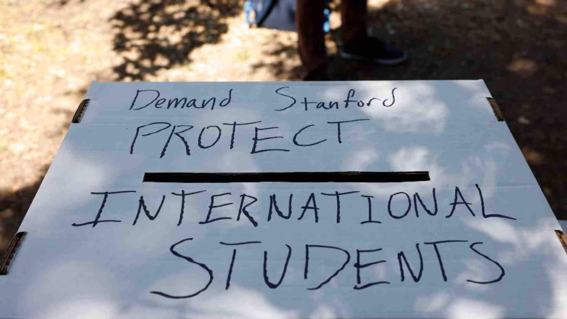 Immagine di Chi richiede un visto per studenti dovrà rendere pubblici i propri social