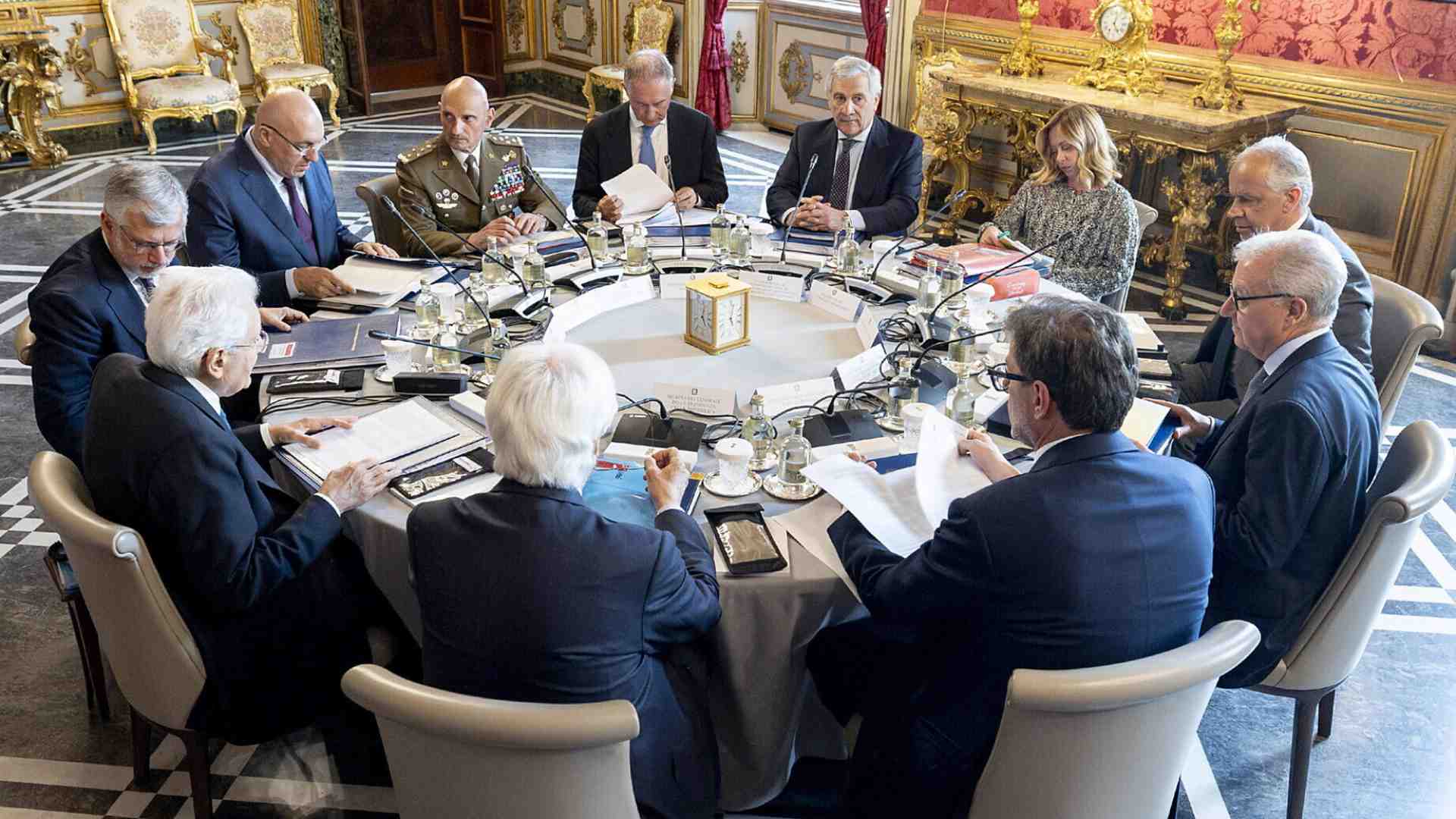 Immagine di Meloni frena sul coinvolgimento dell'Italia nella guerra all'Iran. Ciriani: "Prima il voto delle Camere"