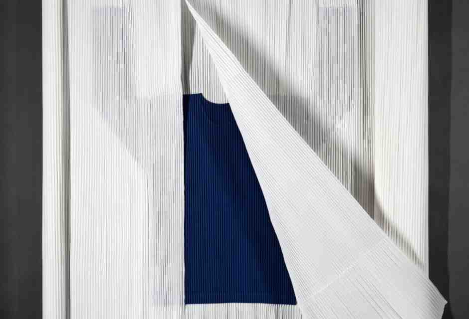 Un&rsquo;immagine del processo di plissettatura dei capi del progetto &ldquo;L&rsquo;homme pliss&eacute;&rdquo; di Issey Miyake (courtesy Pitti Immagine)&nbsp;