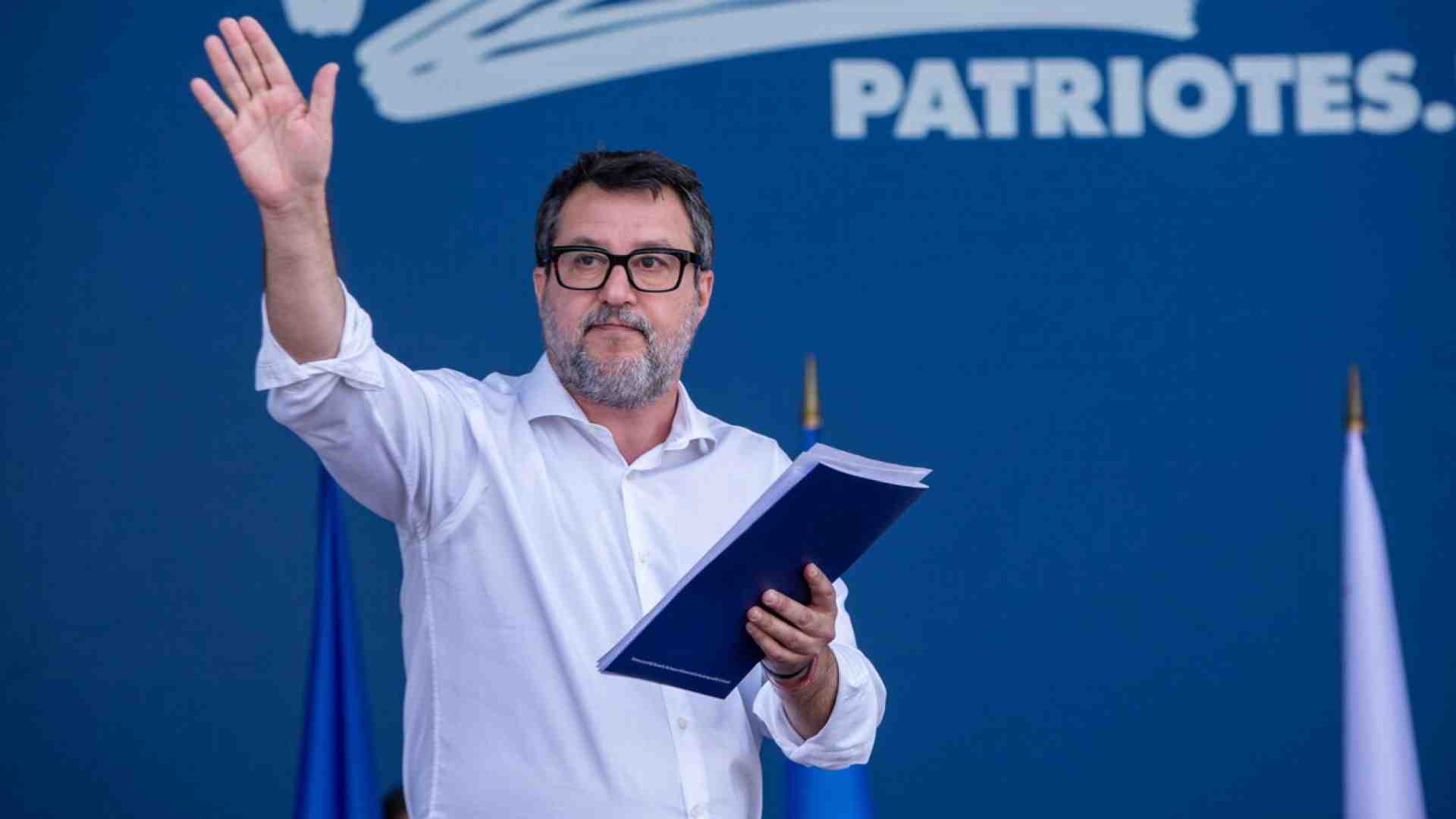 Immagine di Salvini l'escapista. Ora che Trump forse bombarda l’Iran lui non twitta più sul disarmo. Si occupa della D’Urso