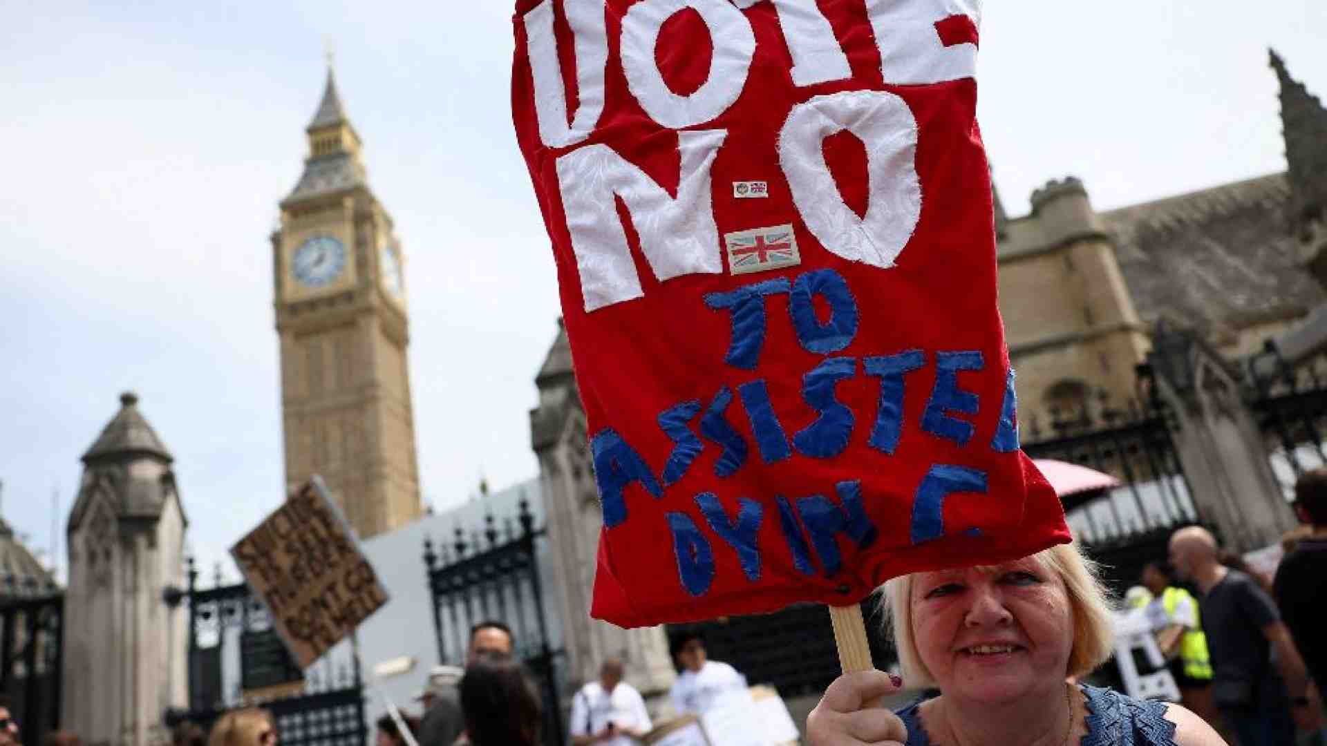 Immagine di Per soli 23 voti il Parlamento di Londra ha scelto l'eutanasia