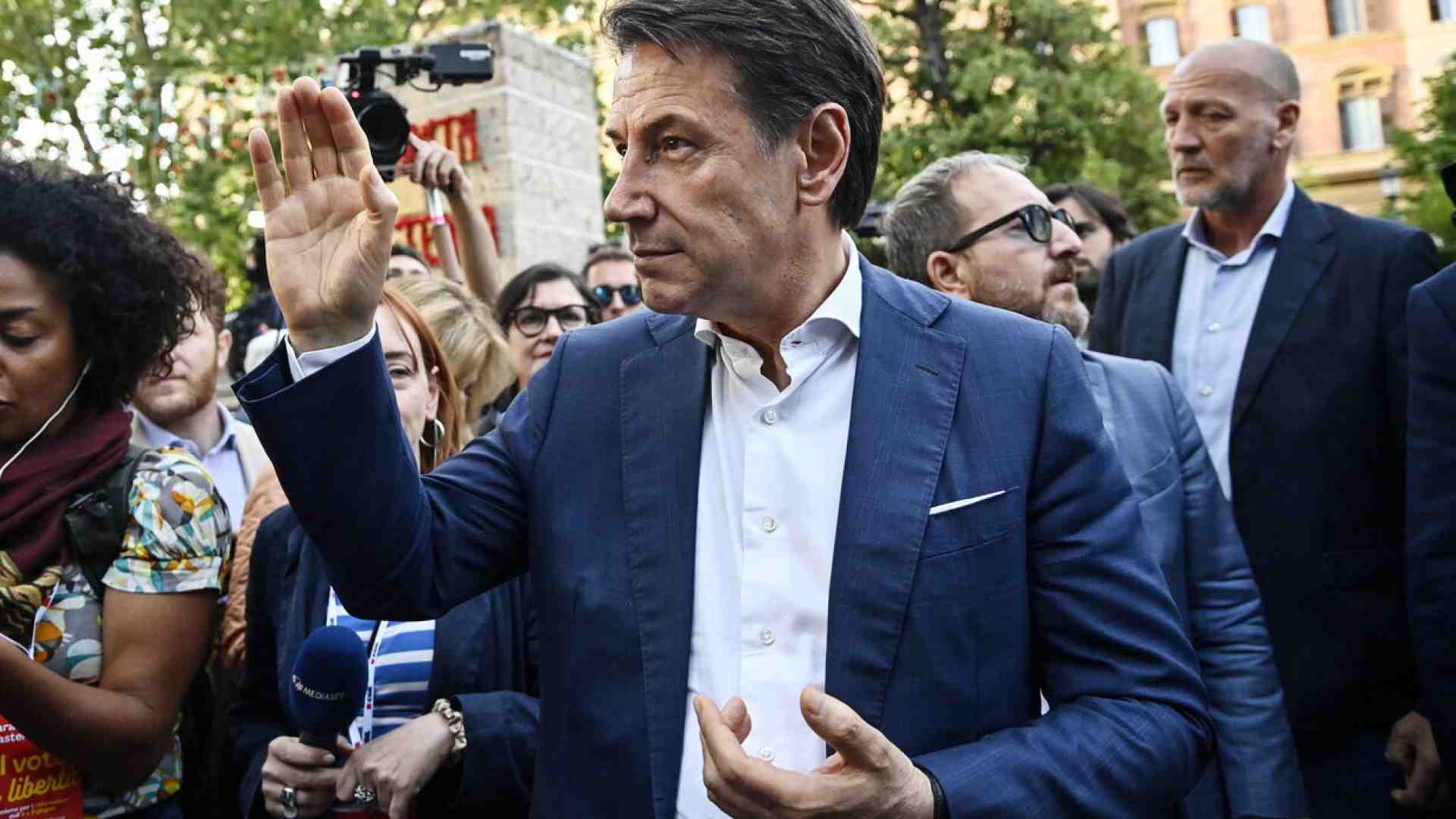 Immagine di Conte lancia il vertice anti Nato all’Aia: un’altra spina per il Pd