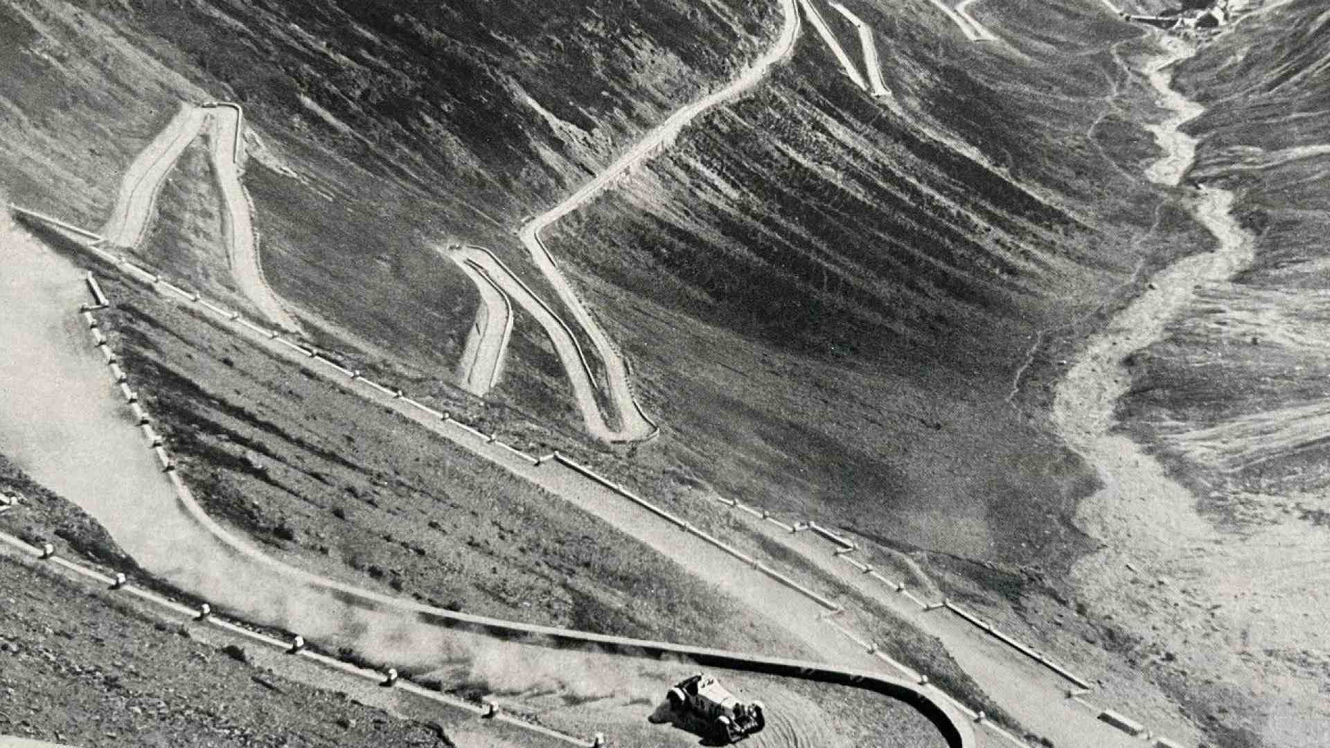 Immagine di La Strada dello Stelvio ha 200 anni: bici, auto e moto d'epoca la festeggiano