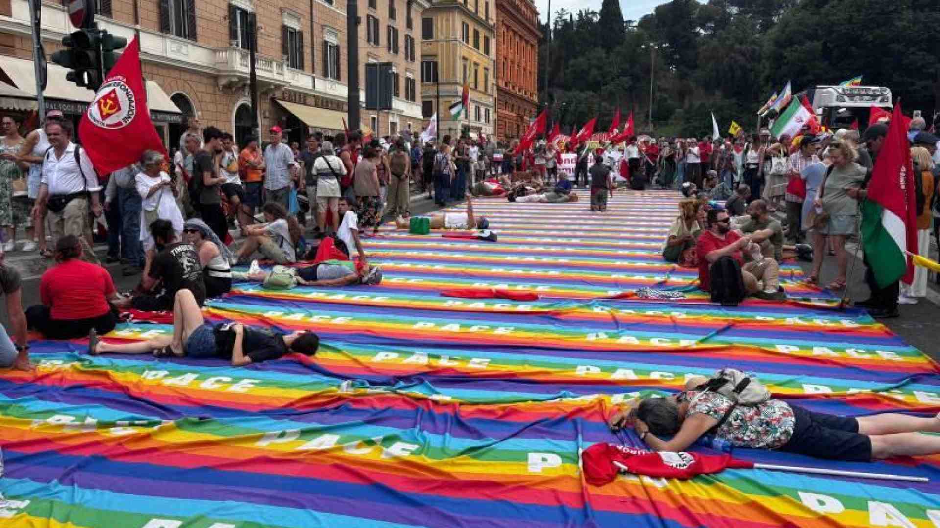Immagine di Associazioni, 5s, Avs e un po' di Pd insieme per dire no al riarmo