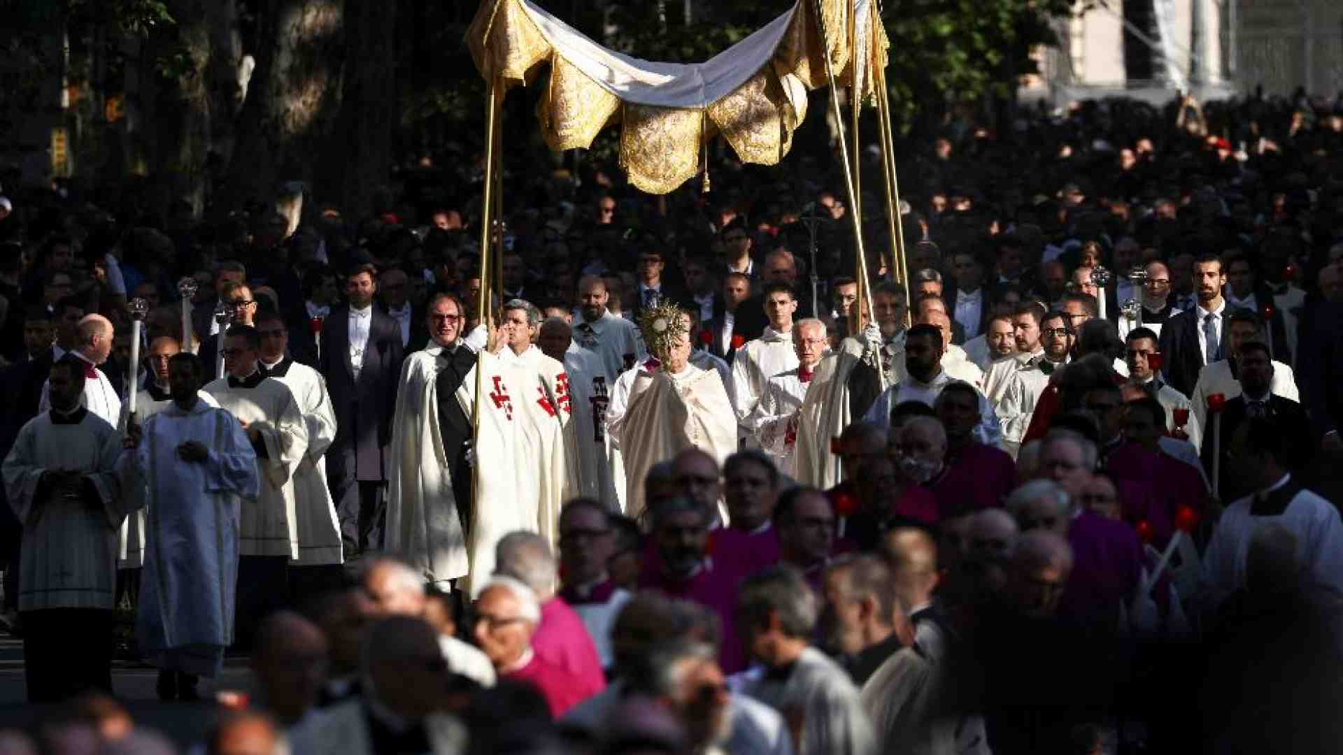 Immagine di Il Papa a piedi per Roma. «Interi popoli umiliati dall’ingordigia»
