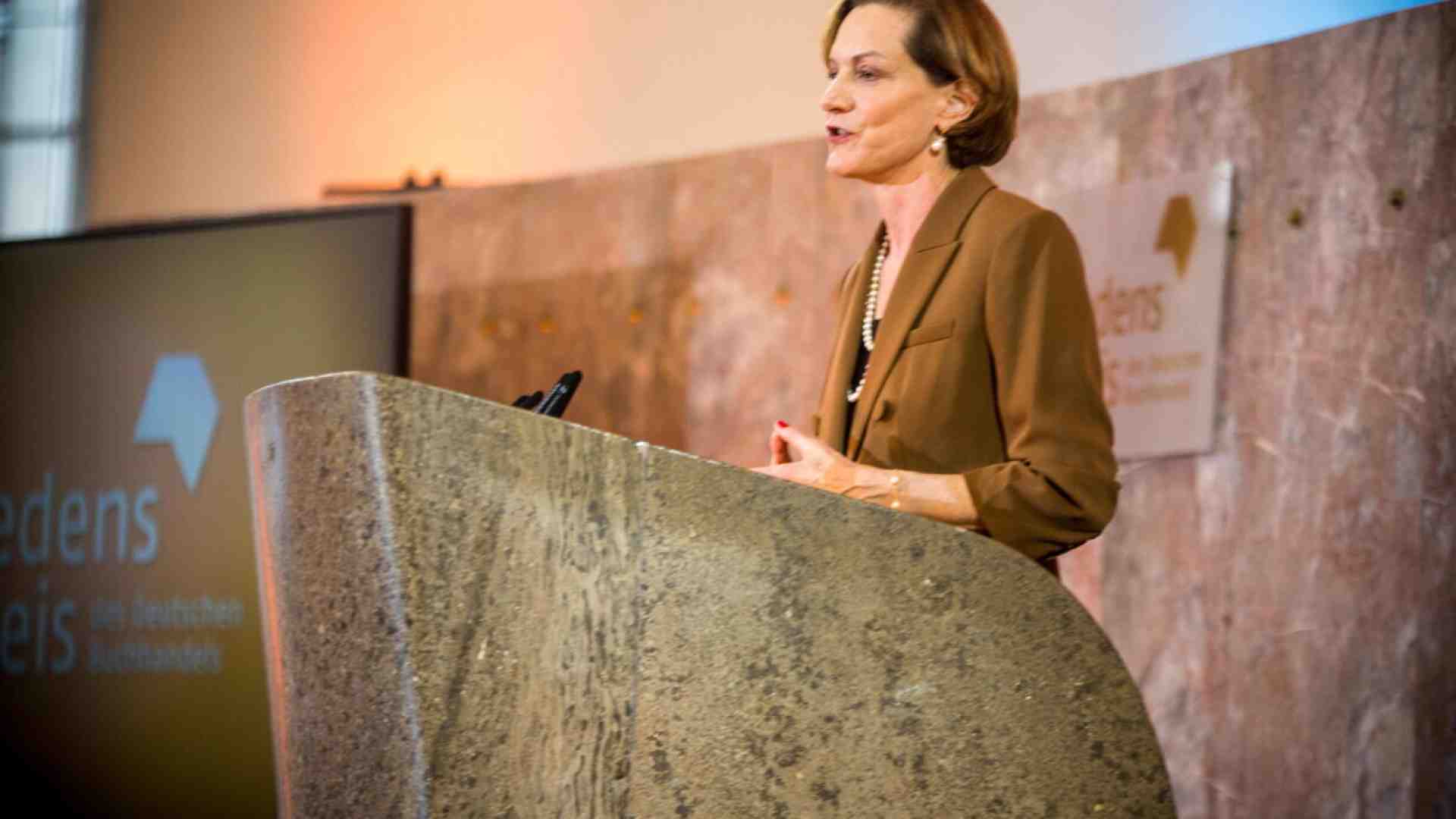 Immagine di Al tramonto è la nostra idea di occidente. Conversazione con Anne Applebaum