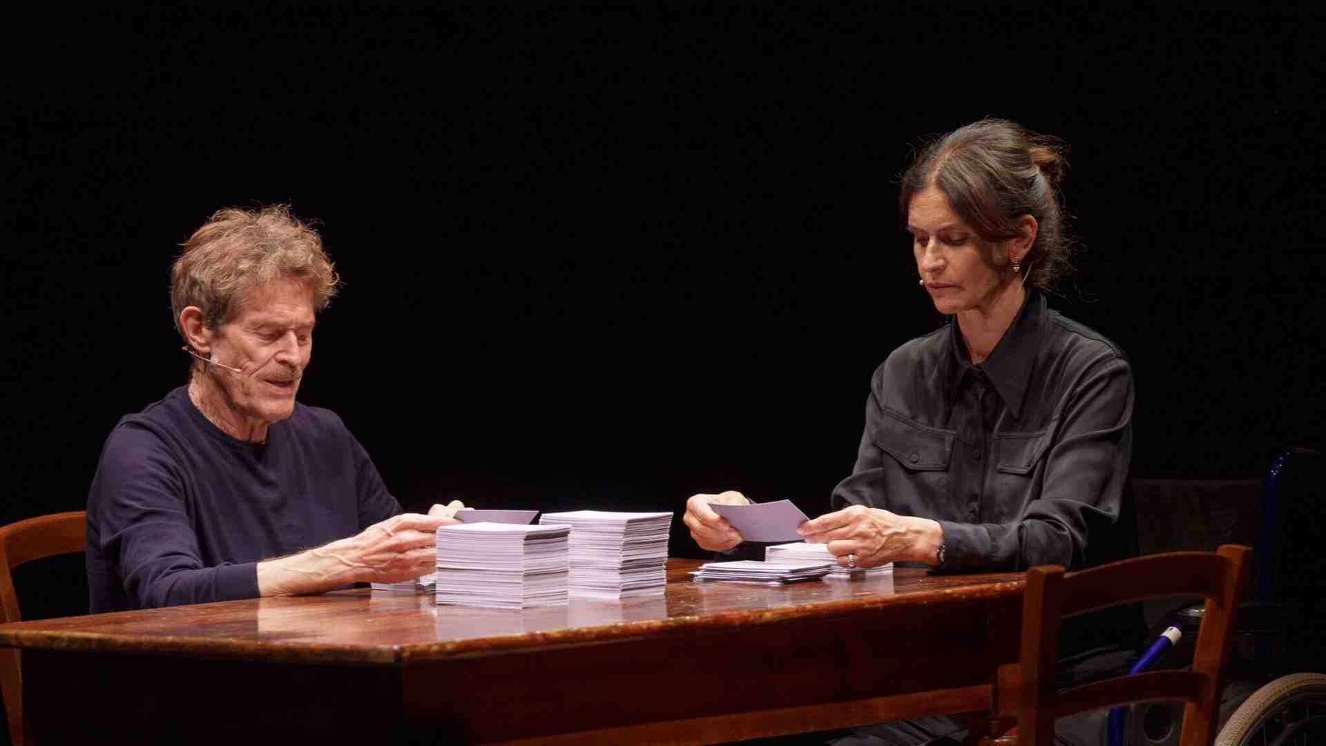 Immagine di Cosa significa stare sul palco per Willem Dafoe, che ora dirige la sua Biennale. Intervista