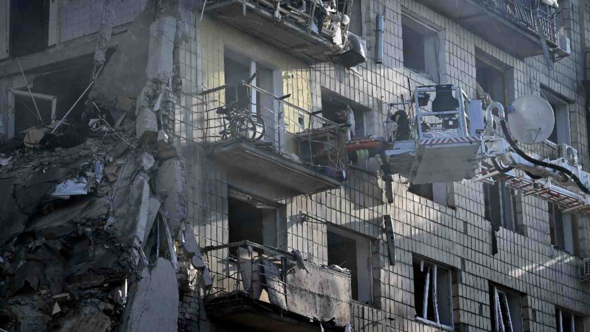 Immagine di Ricostruiamo una casa per tutti nel mondo che sta finendo in pezzi